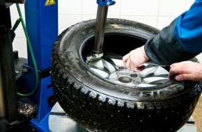 За отвалившееся колесо спировскому шиномонтажнику придется заплатить 21100 рублей