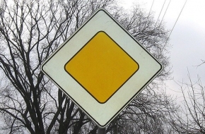 В Спирово по требованию прокурора установлены дополнительные дорожные знаки