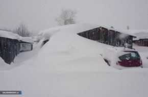 Фото: Снежный коллапс в поселке Калашниково, 16 марта 2013