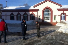 Фото: В Лихославле из-за угрозы взрыва полиция оцепила железнодорожный вокзал, 26 марта 2013
