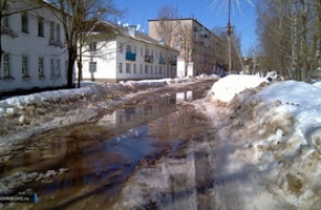 Фото: Весенние дороги в поселке Калашниково