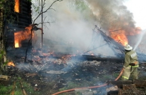 Фото: В Калашниково сгорел дом дореволюционной постройки, 13 мая 2013