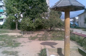 В поселке Калашниково демонтировали уже вторую за месяц деревянную детскую площадку
