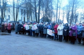 В Спирово прошел митинг с требованием отставки местной власти