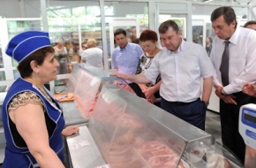 Губернатор оценил работу нового потребительского рынка и стадиона в Лихославле