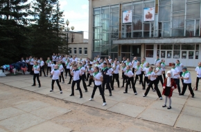 Лихославльские автоинспекторы провели танцевальный флешмоб «Будь ярким! Стань заметным!»