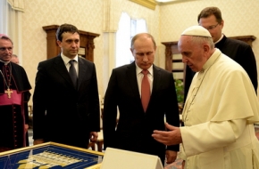 Владимир Путин подарил Папе Римскому панно, созданное торжокскими золотошвеями