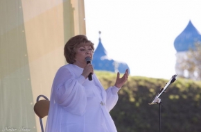 Знаменитая певица Эдита Пьеха решила стать депутатом Законодательного собрания Тверской области и встретилась с жителями Торжка