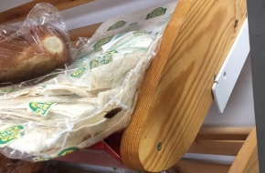 Жители Торжка пожаловались на тараканов, бегающих по хлебу в магазине