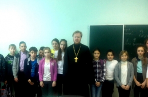 Священник рассказал школьникам поселка Калашниково о Рождестве