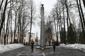 Губернатор Игорь Руденя возложил цветы к Обелиску Победы в Лихославле