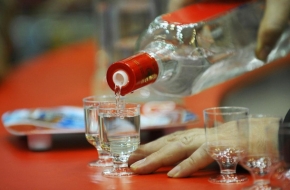 Житель Спирово ради денег на выпивку избил пенсионера