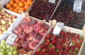 На рынках Лихославля и Калашниково торговали сомнительной клубникой, персиками и черешней