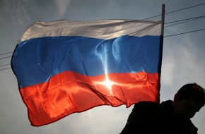 В Лихославльском районе двое вооруженных мужчин украли флаг России