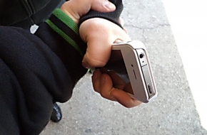 В Лихославле на улице у подростка отобрали телефон