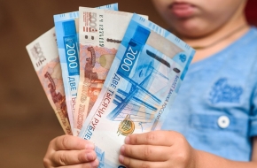 Российским семьям с детьми пообещали новые выплаты