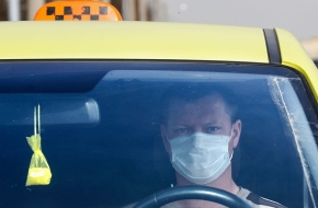 В Лихославле мужчину наказали за поездку в такси без маски