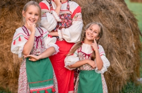 Семья из Лихославля принимает участие в Международном фотоконкурсе «Мама и дети в национальных костюмах»