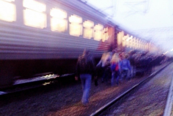 Пассажиры электропоезда идут по путям в поисках возможности "забраться" в поезд. Фото: tvernews.ru