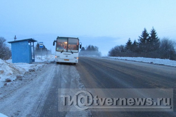 Автобус, который должен был заменить электричку из Лихославля, безнадежно сломался уже через 10 минут после отправления. Фото: tvernews.ru