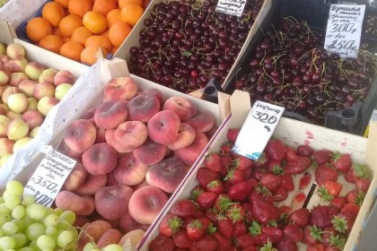 На рынках Лихославля и Калашниково торговали сомнительной клубникой, персиками и черешней. Фото: rshn-tver.ru