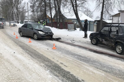 В Лихославле столкнулись две легковушки, среди пострадавших двое детей (фото, видео)