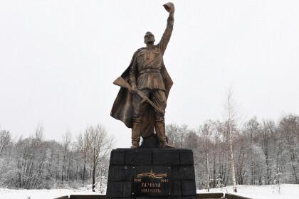 Губернатор Игорь Руденя в Лихославле возложил цветы к Памятнику неизвестному солдату и Обелиску Победы