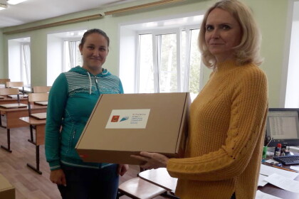 В школах Лихославльского округа продолжается выдача комплектов школьной формы для многодетных семей