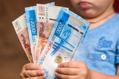Российским семьям с детьми пообещали новые выплаты