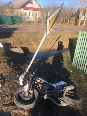 В Спирово водитель иномарки «взял на таран» мотоциклиста (фото)